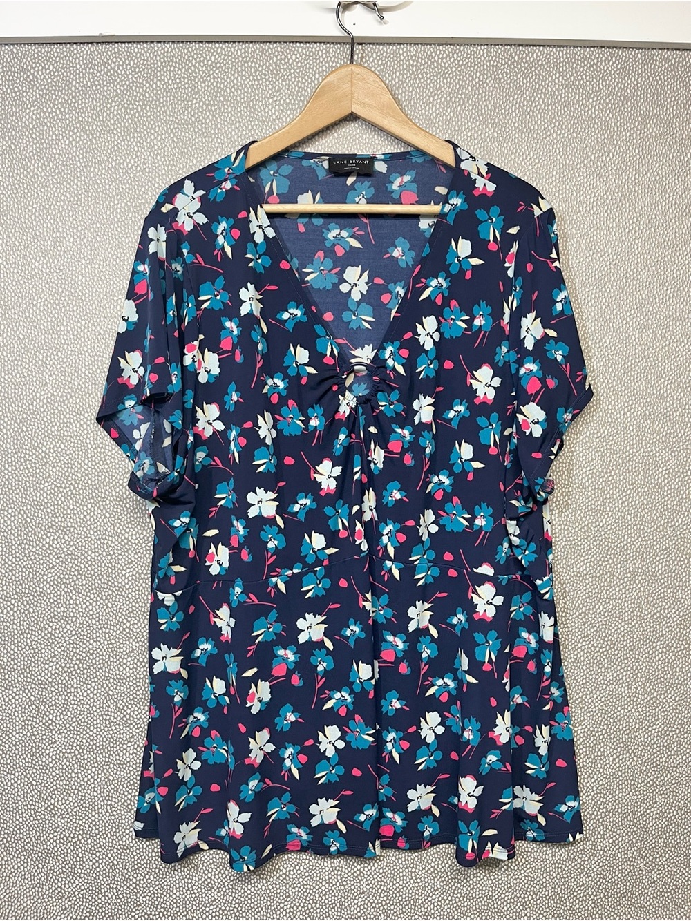 26/28 (4X) Lane Bryant Navy Floral V-Neck Top
